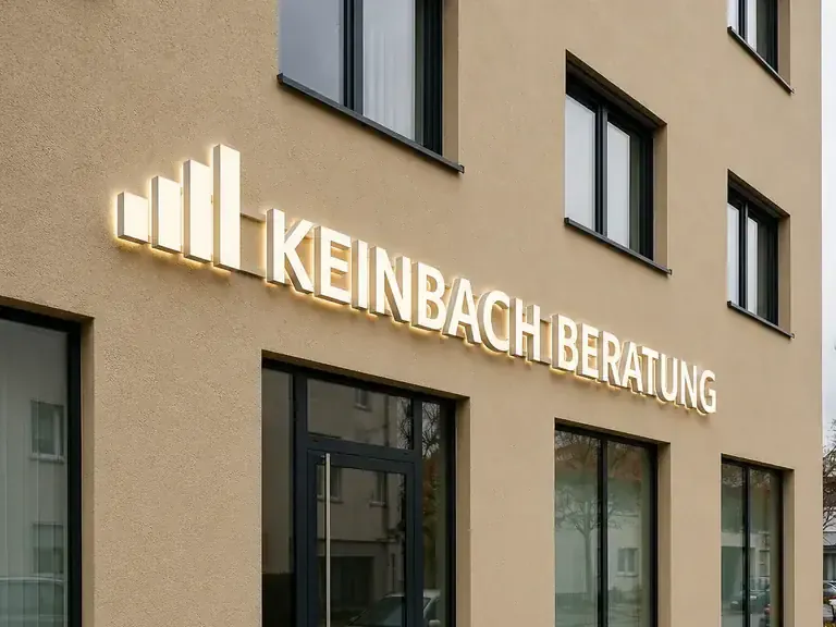Beleuchtetes Werbeschild außen an einer Unternehmensfassade.